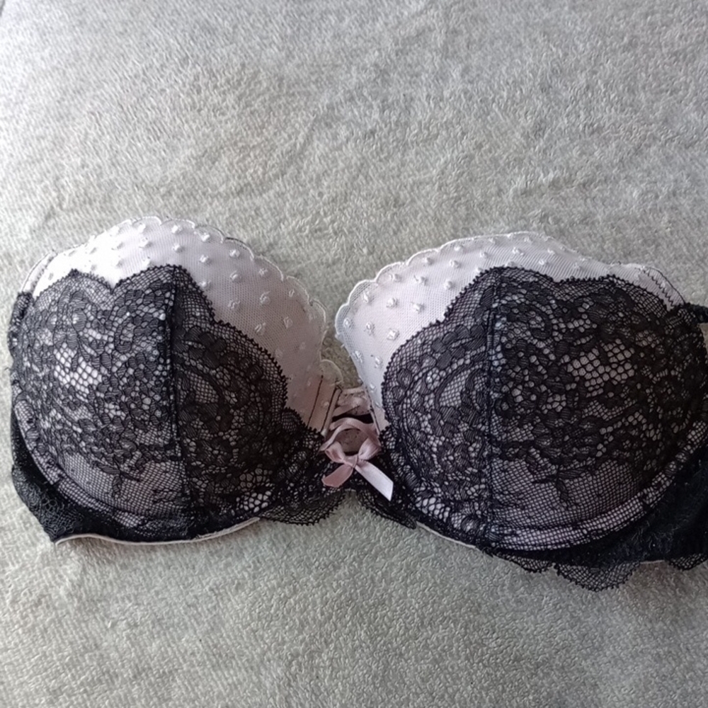 B) Victoria's Secret Black and White Lace Bra - Picture 4 of 4